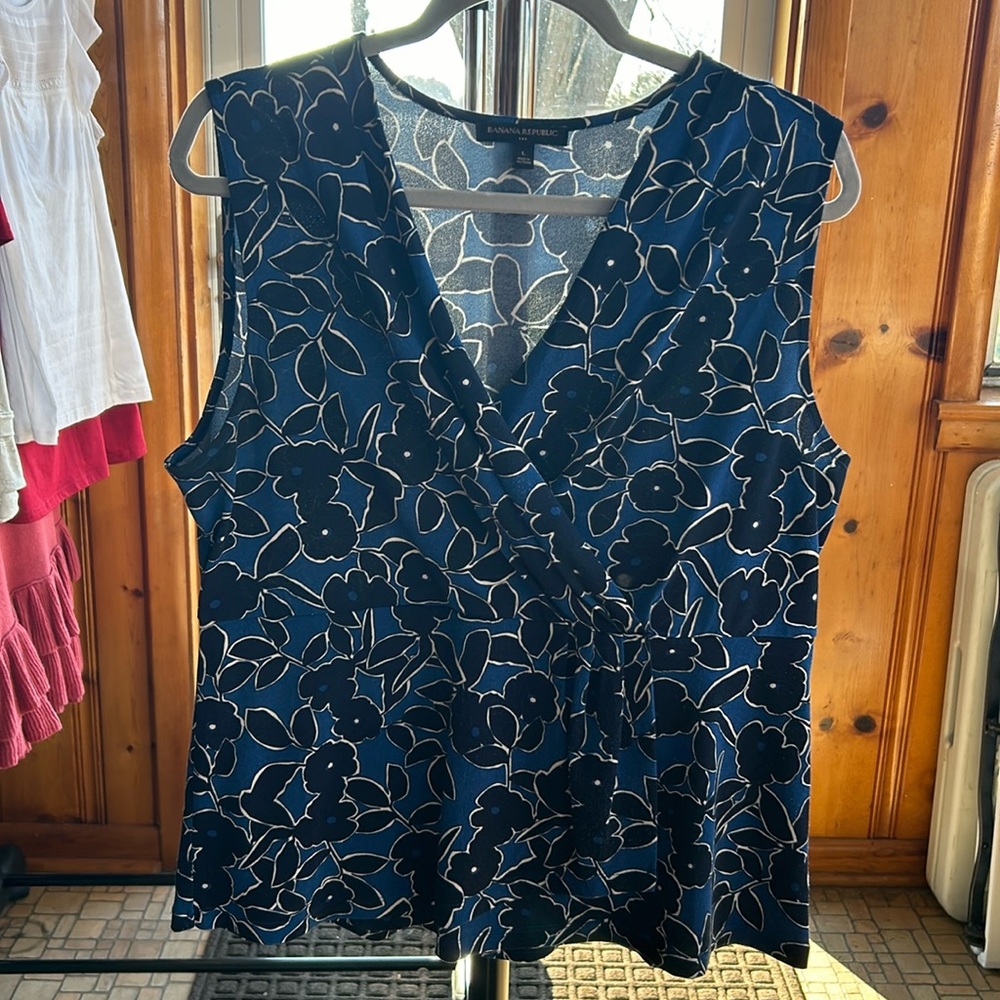 4/$16 Banana Republic Top L